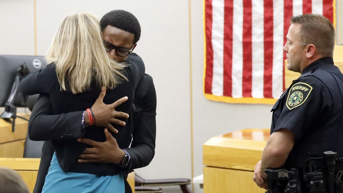 Brandt Jean abraça Amber Guyger