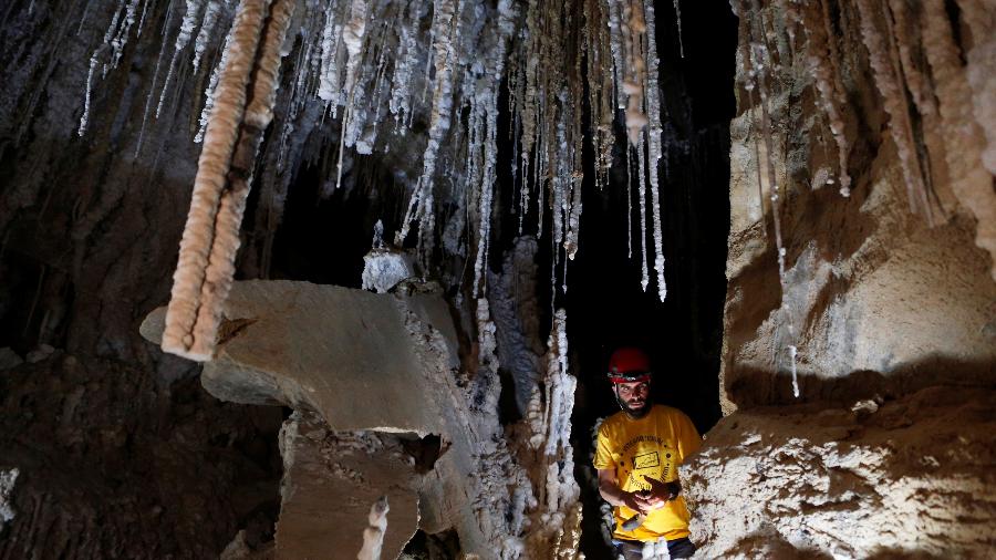 caverna de sal em Sodoma, onde a mulher de Ló virou estátua caverna de sal