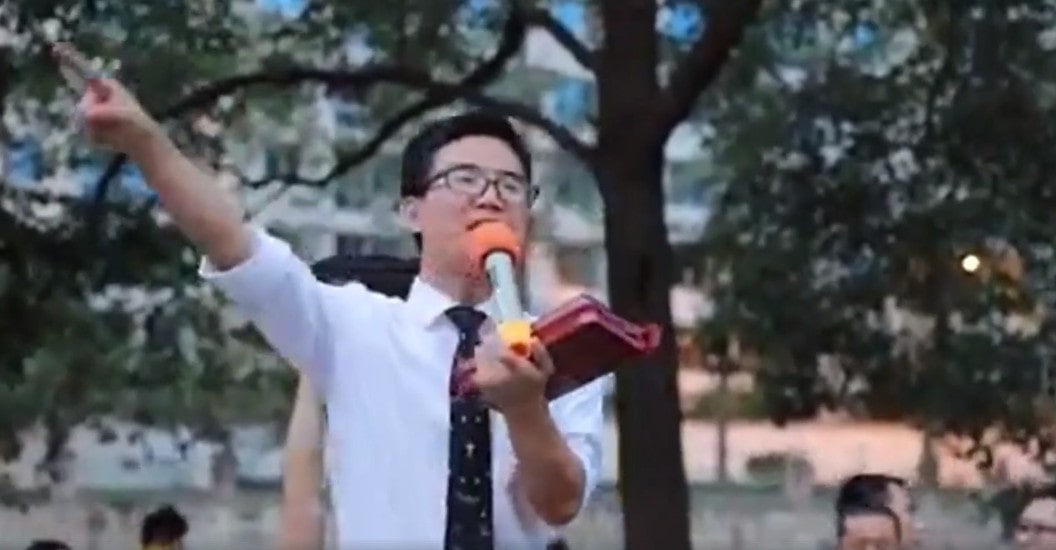 Chinês prega o Evangelho na rua chines pregando nas ruas