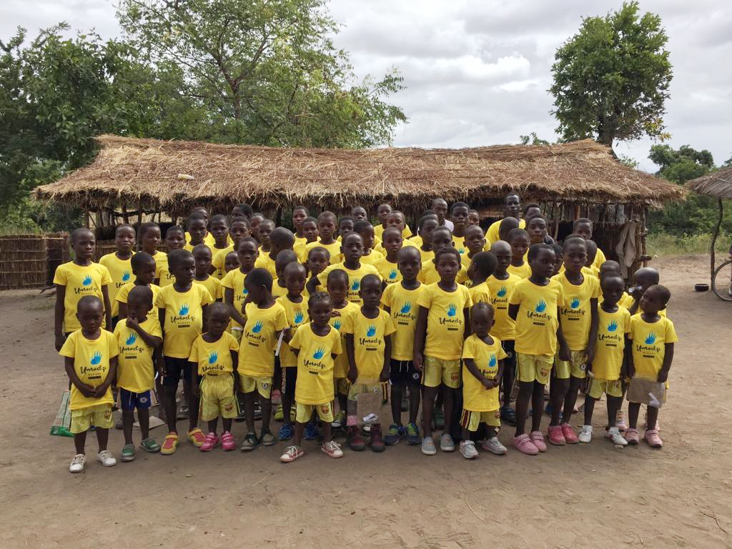 Crianças em Htone, Malawi junto às antigas instalações em palhotas