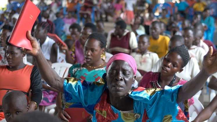 Cristão no Uganda felizes com a Palavra de Deus