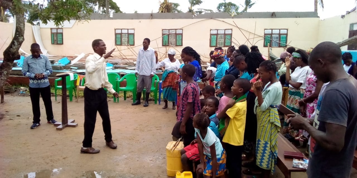 Cristãos em Moçambique cultuam a Deus após o ciclone cristaos louvando em mocambique