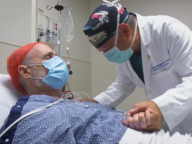 Dr. Michael Haglund em ação hospitalar