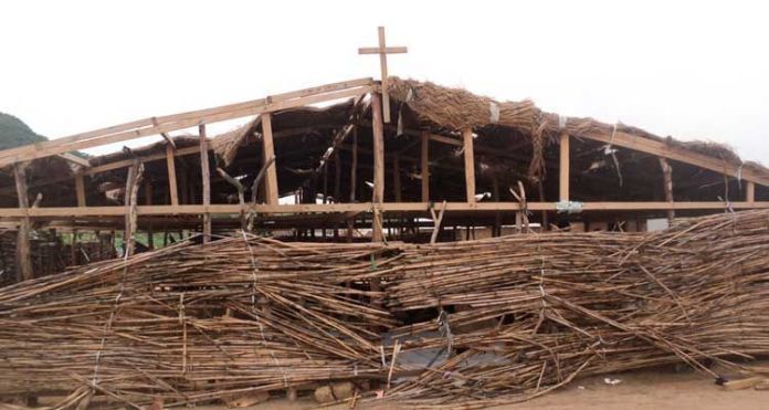 Edifício de igreja em campo de refugiados no país africano Camarões edifício igreja em campo de refugiados em camaroes