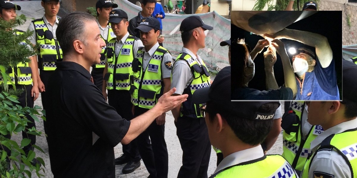 Eric Foley conversa com a polícia sul-coreana; em destaque lançamento dos balões. (Foto: Voice of the Martyrs Korea)