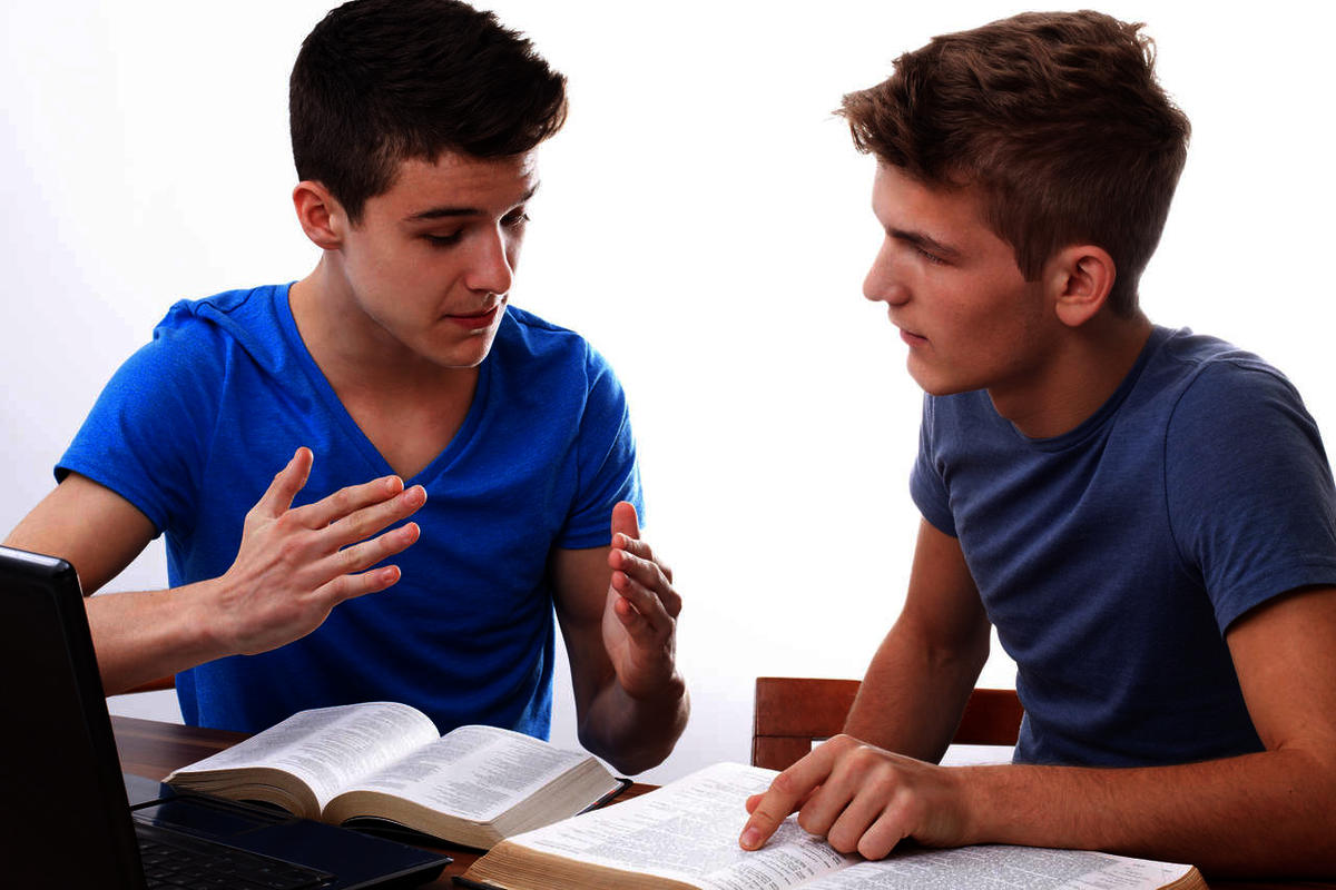 Jovem crente evangelizando. E tu, o que fazes? evangelizando