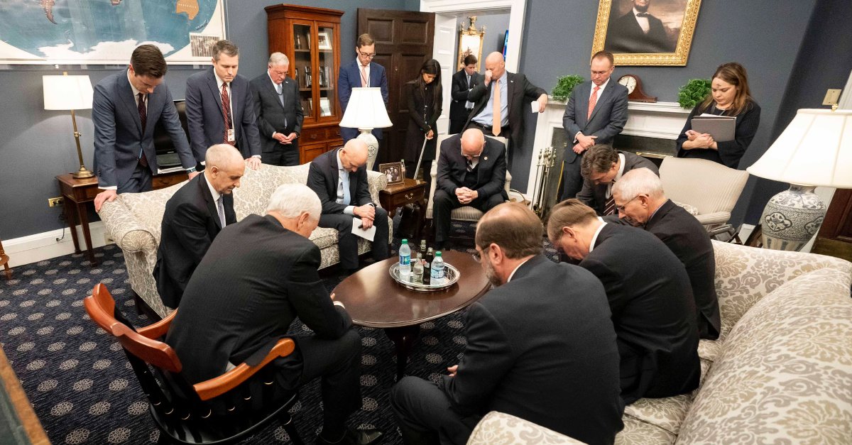 Mike Pence a orar com a equipa no seu gabinete