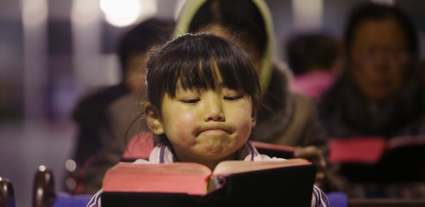 Menina chinesa com a Bíblia garota le a biblia em igreja no vilarejo de gaojiabao na china 1356193033780 615x300
