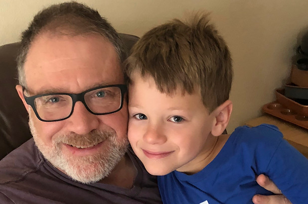 Jeffrey Younger, o pai, com James