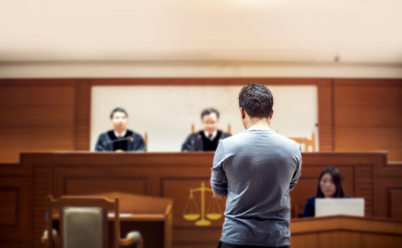 homem em frente a tribunal