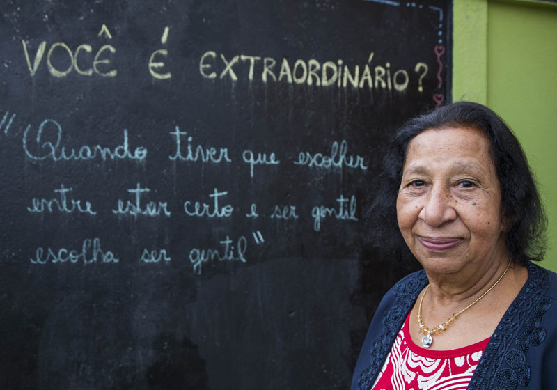 Normália de Souza Santos idosa aprende ler close