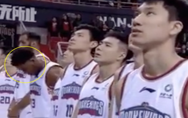 Jogador a orar quando toca o hino Chinês