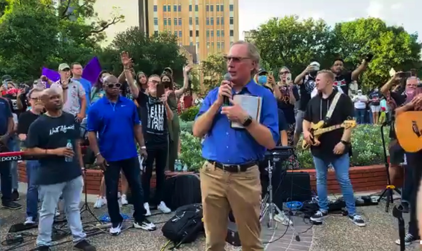 Max Lucado a pregar na rua, no Texas