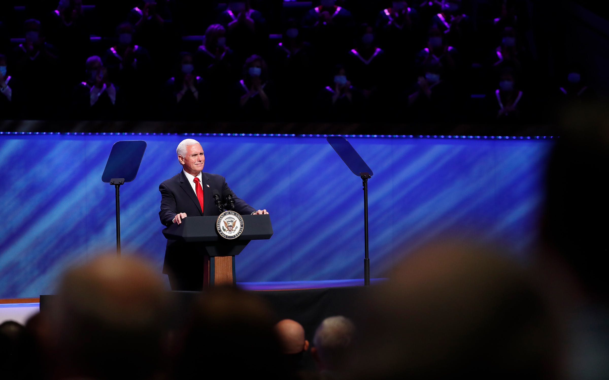 Mike Pence pregando na igreja em Dallas