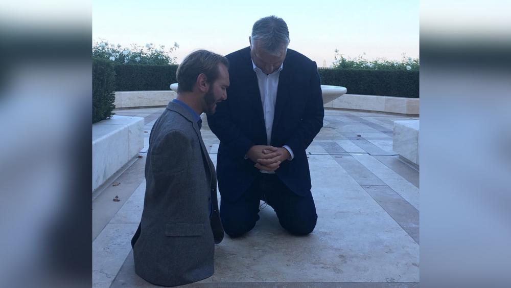 Primeiro-ministro da Hungria, Viktor Orban, ajoelhado orando com o evangelista Nick Vujicic