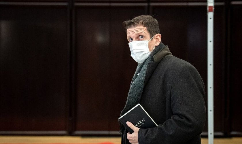Olaf Latzel entra em tribunal da Alemanha com uma Bíblia nas mãos. (Foto: Sina Schuldt/DPA