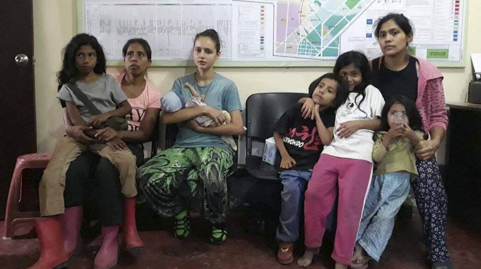 Patricia Aguilar (centro) no dia de seu resgate em uma selva peruana, no dia 5 de julho. patrícia aguilar