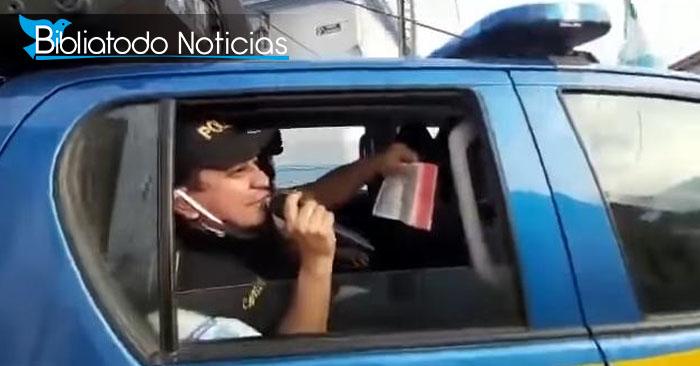 Agente policial Guatemalteco prega a Palavra de Deus de dentro da viatura