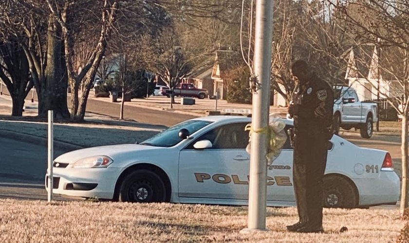 O agente Warren a orar pelos estudantes da escola