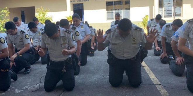 Polícia Guatelalteca em reunião de oração