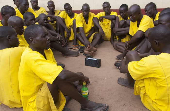 Presos ouvem a Bíblia áudio no Uganda