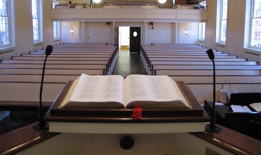 Instalações vazias de uma igreja