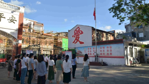 Hasteamento da bandeira Chinesa na reabertura de cultos de uma igreja na China
