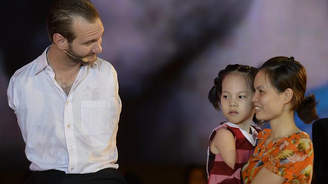 Nick Vujicic falando à menina que nasceu sem braços e sem pernas