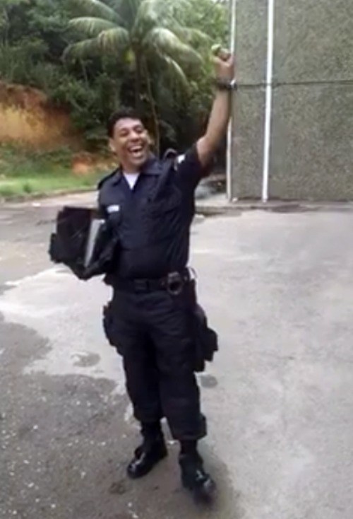 Agente da polícia canta louvores a Deus