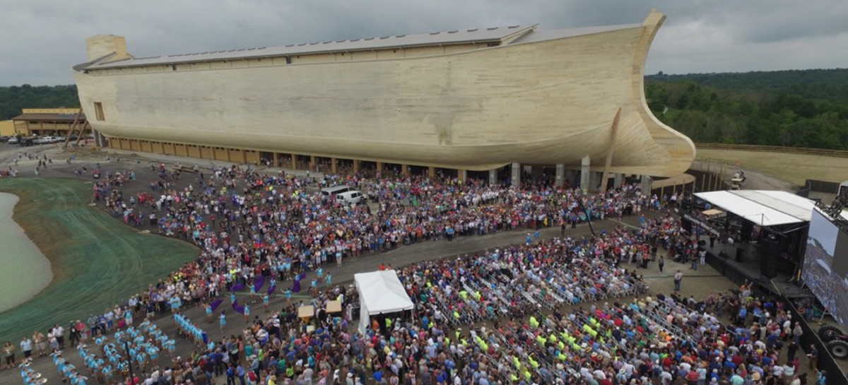 Réplica da arca de Noé e os visitantes