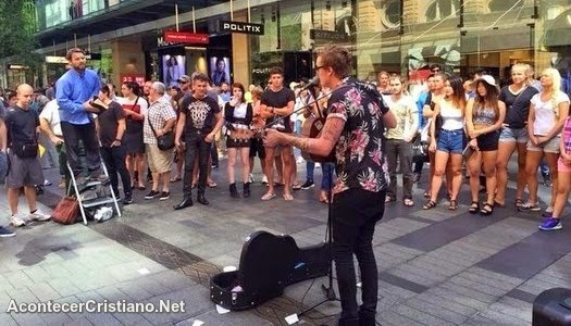 Ativistas gays  tentam abafar pregador com música
