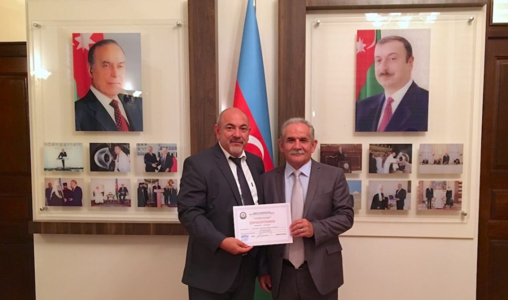 Rasim Khalilov (à esquerda), Presidente do Comité da Bíblia, que tem estado a trabalhar há mais de um ano para conseguir a Sociedade Bíblica no Azerbaijão Azerbaijan oficialmente registada, segura o novo certificado de registo. Rasim Khalilov (à esquerda), Presidente do Comité da Bíblia, que tem estado a trabalhar há mais de um ano para conseguir a Sociedade Bíblica no Azerbaijão Azerbaijan oficialmente registada, segura o novo certificado de registo.