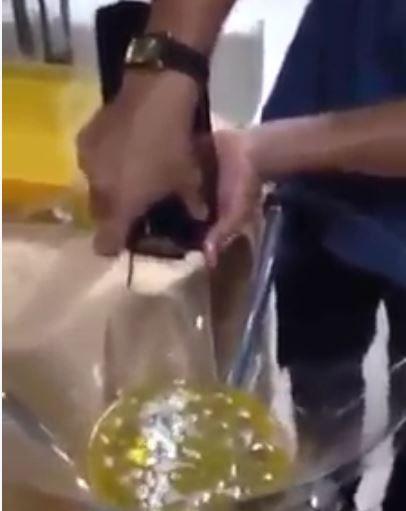 Bizarrice supersticiosa de Bíblia em azeite