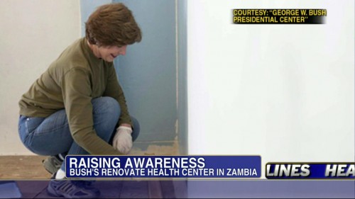 Laura Bush Bush pintando o interior do centro de saúde que estão a renovar Laura Bush Bush pintando o interior do centro de saúde que estão a renovar