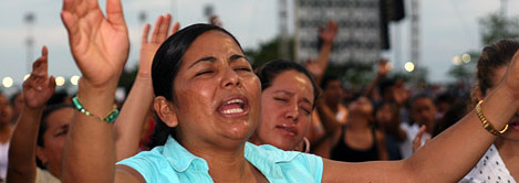 Mexicanos escutam mensagem de esperan&ccedil;a atrav&eacute;s de Franklin Grahm em Villahermosa, M&eacute;xico