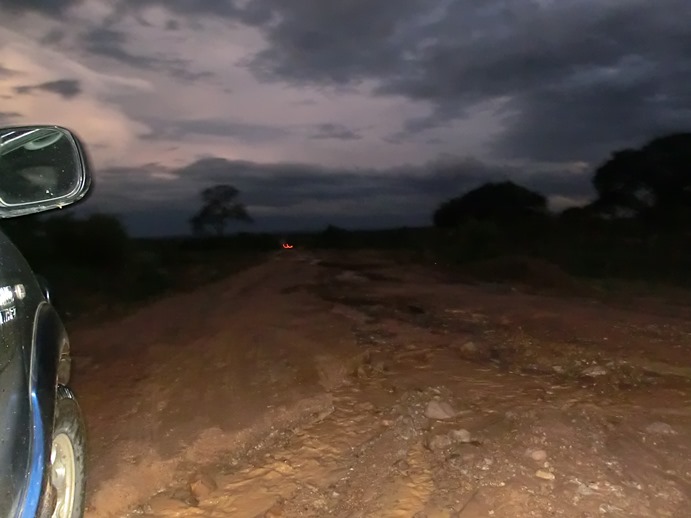 Estrada enlameada para o kimbo, com a chuva Estrada enlameada para o kimbo, com a chuva
