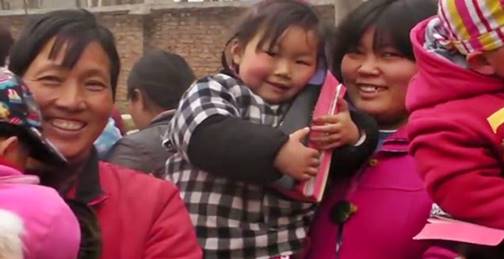 Cristãos chineses felizes com as suas Bíblias