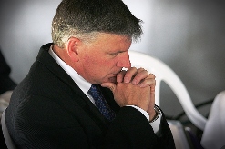 Franklin Graham a orar