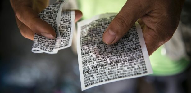 Folhetos lançados através dos balões Folhetos lançados através dos balões