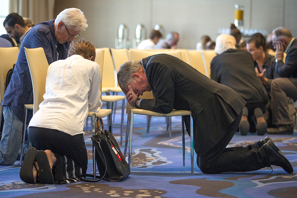 Franklin Graham a orar pela nação com um grupo de crentes.