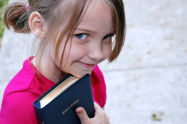 Menina com uma Bíblia