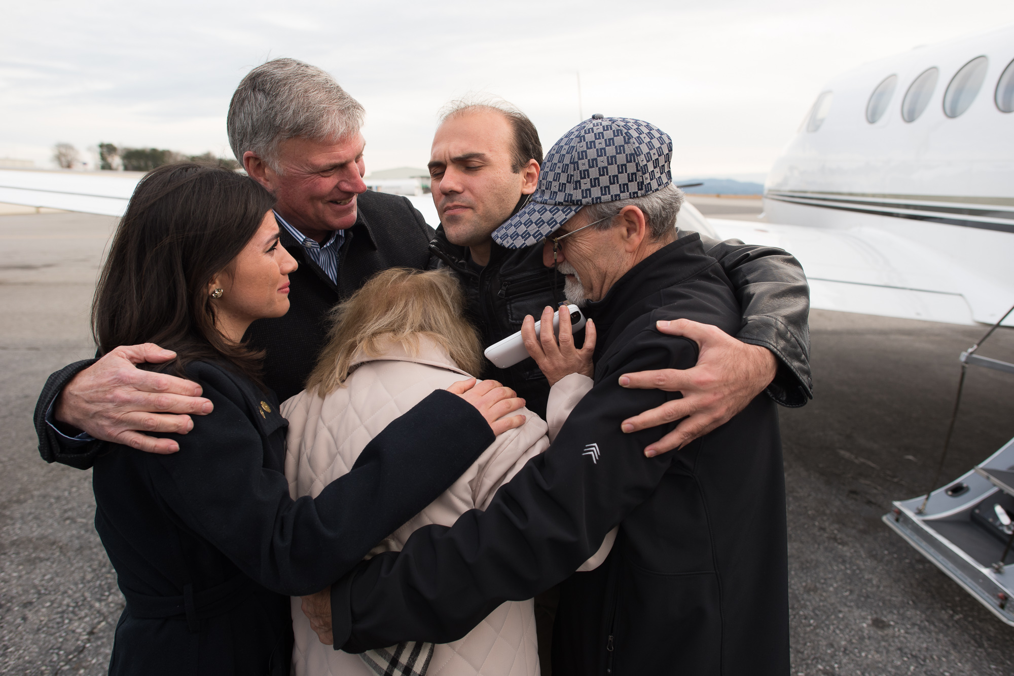 Franklin Graham abraça Abedini e família à sua chegada