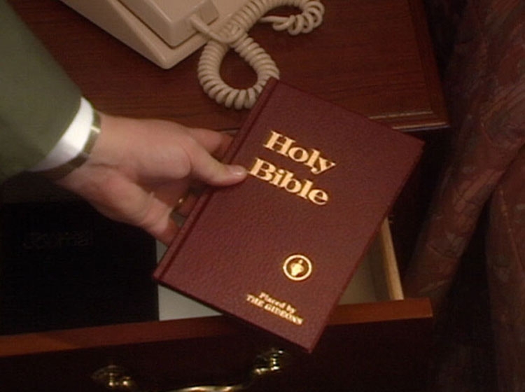 Bíblia dos Gideões em quarto de hotel