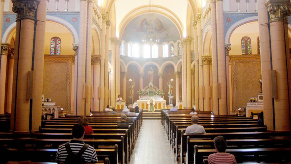 igreja catolica vazia