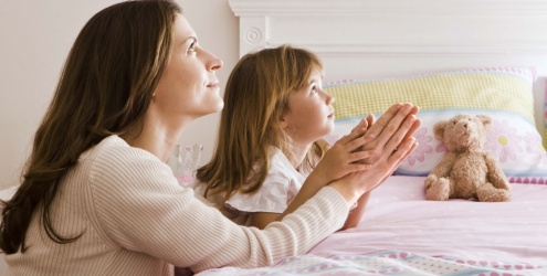 Mãe e filha a orar Mãe e filha a orar