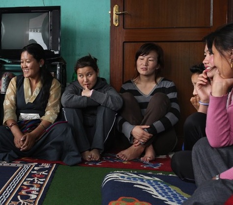 Mulheres tibetanas reunidas em torno da Bíblia Mulheres tibetanas reunidas em torno da Bíblia