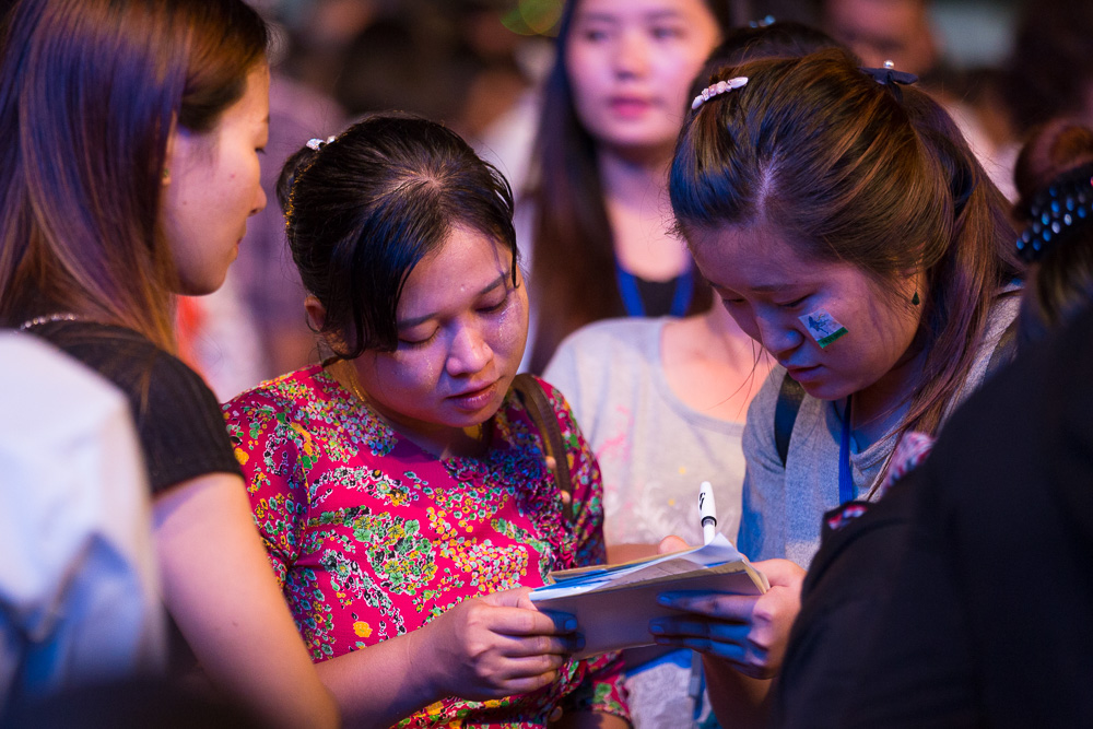 Jovens birmanesas participantes na ação evangelística em Myanmar