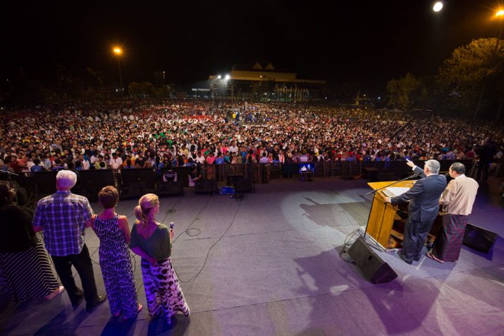 Frnaklin Graham prega o Evangelho em Myanmar Frnaklin Graham prega o Evangelho em Myanmar