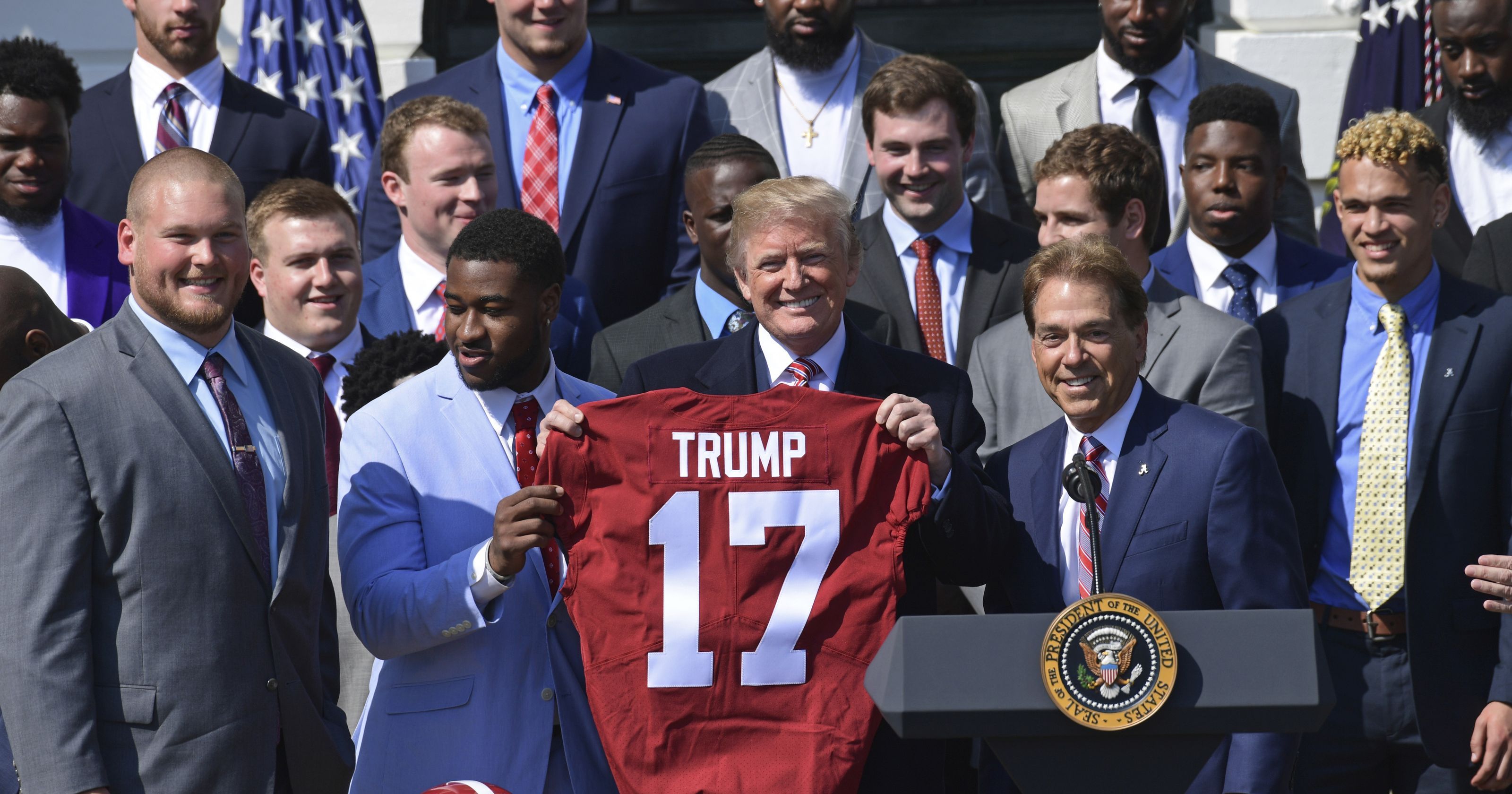 Trump com os jogadores ap trump alabama 99083763