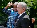 George W. Bush com crian&ccedil;a ao colo